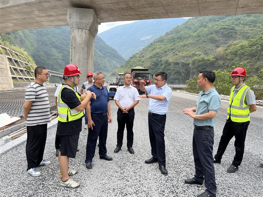 williamhill英国官网集团党委书记、董事长陈光军赴峨汉高速调研。.jpg