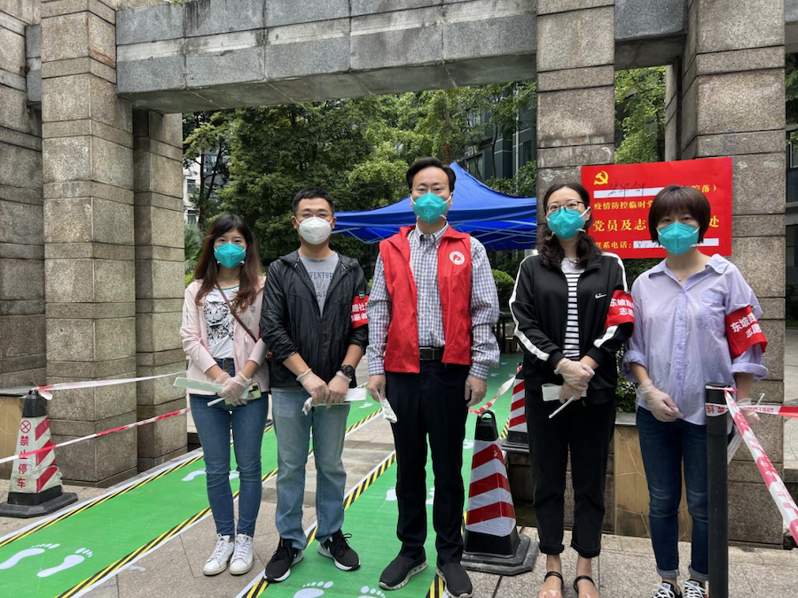 williamhill英国官网集团党委副书记、副董事长、总经理肖波带领公司同小区的5名党员，参加社区疫情防控志愿服务.png